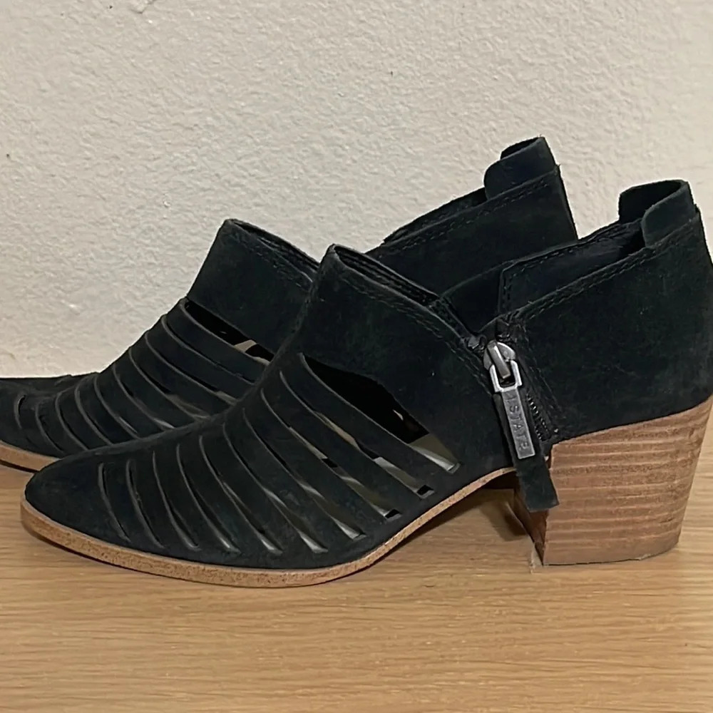 1.State Women's Black Pointed Strappy Ankle Bootie Suede Shoes blocked heel sz 6